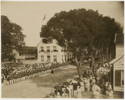 De opening van de Koloniale Staten aan de Gravenstraat in Paramaribo voor het zittingsjaar 1884-1885. (Albuminedruk Julius Muller, 1884) De opening van de Koloniale Staten aan de Gravenstraat in Paramaribo voor het zittingsjaar 1884-1885. (Albuminedruk Julius Muller, 1884)
