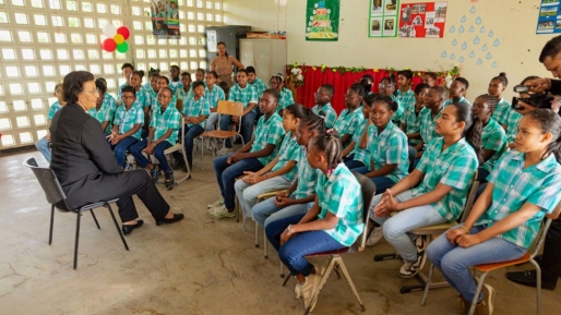 Hoog bezoek op Zinniaschool: president Simons leest voor aan leerlingen