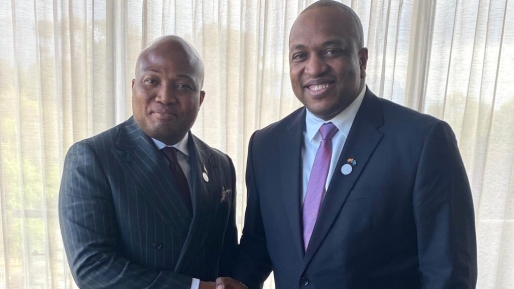 Bouva en Ghanese minister spreken af banden te verdiepen