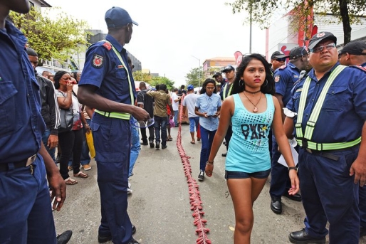 Branweermannen kijken toe hoe de pagara's, lange linten met zware rotjes, in de centrum van Paramaribo worden gelegd. De stad maakt zich op voor het Owruyariviering, inmiddels een begrip. Branweermannen kijken toe hoe de pagara's, lange linten met zware rotjes, in de centrum van Paramaribo worden gelegd. De stad maakt zich op voor het Owruyariviering, inmiddels een begrip.