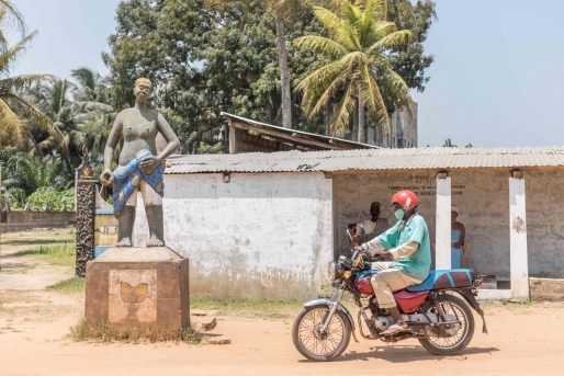 Een monument voor de slavenhandel in Ouidah in Benin. Foto Yanick Folly/AFP Een monument voor de slavenhandel in Ouidah in Benin. Foto Yanick Folly/AFP