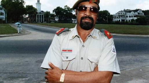 Een jonge Desi Bouterse op het Onafhankelijkheidsplein van Paramaribo.