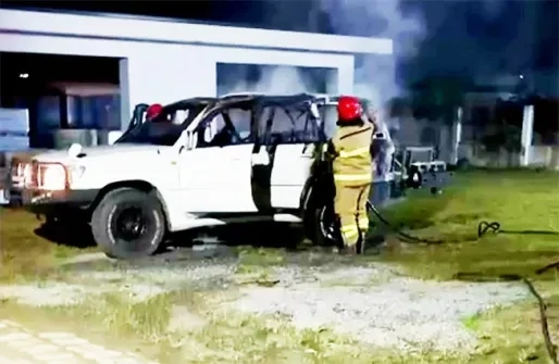 Landcruiser brandt volledig uit bij woning aan Hendrikstraat