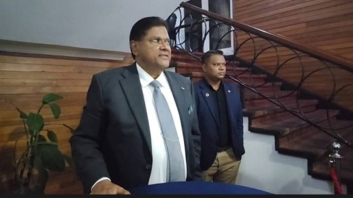 “Blijf schijnen en geef nooit op”: het inspirerende lied achter Santokhi’s levensvisie