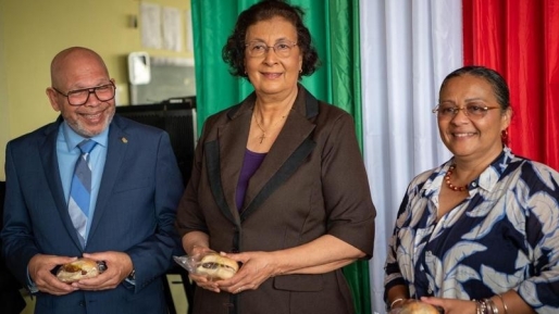 Simons lanceert schoolvoedingsproject met gezonde maaltijden en nadruk op lokale productie