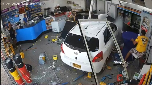 80-plusser rijdt SOL-shop aan Tourtonnelaan binnen