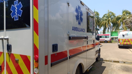 Gewonde patiënt grijpt ambulanceverpleegkundige bij keel en bijt haar
