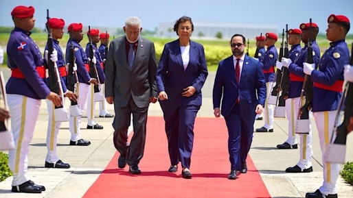President Simons aangekomen in Dominicaanse Republiek