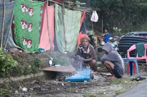 Duizenden wachten op hulp na dodelijke aardbeving in Indonesië; reddingswerk gaande