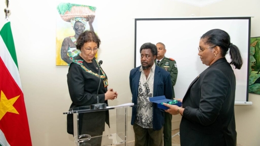 President Simons onderscheidt Surinaamse academicus Van Els in Brazilië