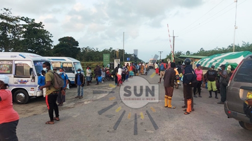 Protest van werknemers van FAI Jarikaba afgelopen maandag Protest van werknemers van FAI Jarikaba afgelopen maandag