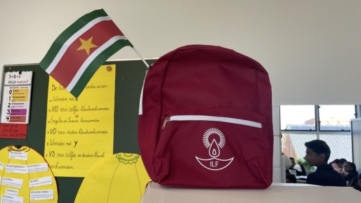 De schoolrugzak vol met schoolspullen. De schoolrugzak vol met schoolspullen.