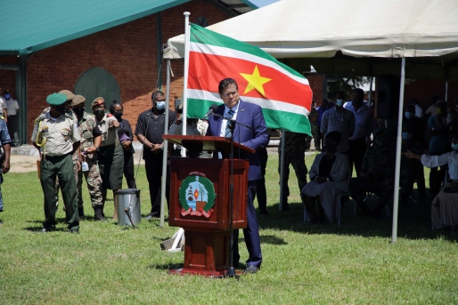 De Surinaamse president Chan Santokhi bezoekt het Nationaal Leger in de Memre Buku Kazerne. Beeld ANP De Surinaamse president Chan Santokhi bezoekt het Nationaal Leger in de Memre Buku Kazerne. Beeld ANP