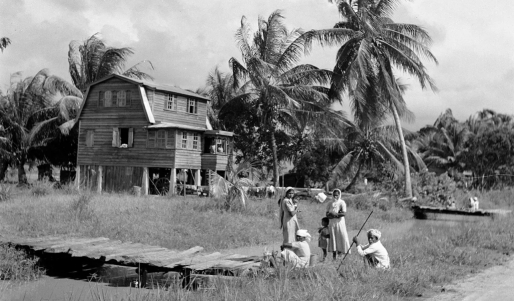 Hindostaanse familie in Nieuw-Nickerie, in 1947. Foto Willem van de Poll Hindostaanse familie in Nieuw-Nickerie, in 1947. Foto Willem van de Poll