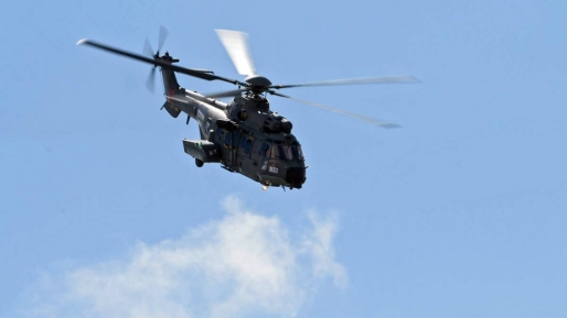 Helikopter maakt noodlanding op weiland