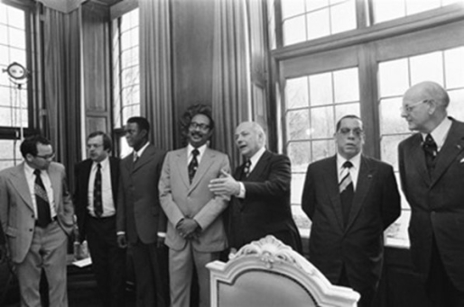 FOTO: 17 maart 1975 - Fotograaf: Mieremet, Rob / Anefo - Foto: Nederlands: Collectie / Archief : Fotocollectie Anefo - Beschrijving : Regeringsconferentie Nederland, Suriname en Antillen in Catshuis, Den Haag ; v.l.n.r. Croes, minister Pronk, Hoost, Arron, Den Uyl , Evertz en De Gaay Fortman - Auteursrechthebbende : Nationaal Archief FOTO: 17 maart 1975 - Fotograaf: Mieremet, Rob / Anefo - Foto: Nederlands: Collectie / Archief : Fotocollectie Anefo - Beschrijving : Regeringsconferentie Nederland, Suriname en Antillen in Catshuis, Den Haag ; v.l.n.r. Croes, minister Pronk, Hoost, Arron, Den Uyl , Evertz en De Gaay Fortman - Auteursrechthebbende : Nationaal Archief