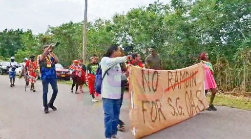 De deelnemers aan de protestactie aan de Kristalstraat op weg naar de Amerikaanse ambassade. De deelnemers aan de protestactie aan de Kristalstraat op weg naar de Amerikaanse ambassade.