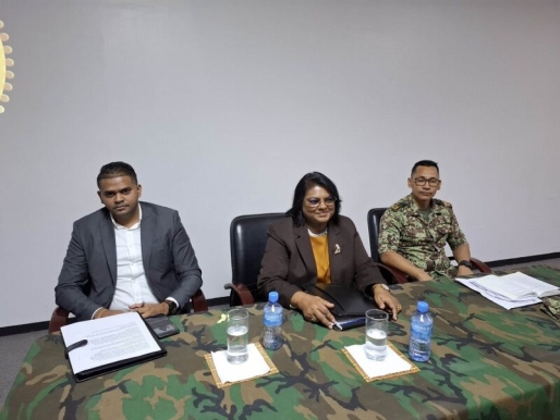 Defensieminister Krishnakoemarie Mathoera (m) werd tijdens de persconferentie ondersteund door legerbevelhebber Werner Kioe A Sen (r) en directeur Financiën Jayant Bidesie.