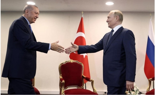 © AFP Erdogan komt breed lachend aanlopen nadat hij Poetin heeft laten wachten. © AFP Erdogan komt breed lachend aanlopen nadat hij Poetin heeft laten wachten.