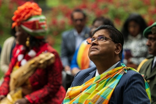 De Surinaamse president Santokhi was bij een kranslegging in het Oosterpark bij het Slavernijmonument.BEELD DAPHNE CHANNA HORN De Surinaamse president Santokhi was bij een kranslegging in het Oosterpark bij het Slavernijmonument.BEELD DAPHNE CHANNA HORN