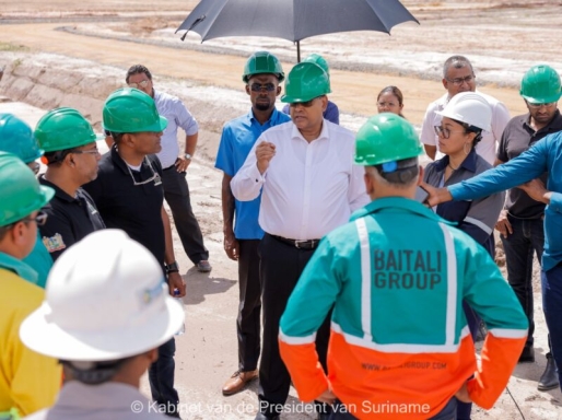 President Chandrikapersad Santokhi heeft zich laten orienteren op het project waar er over enkele tijd, huizen zullen staan. [Foto: Kabinet president] 