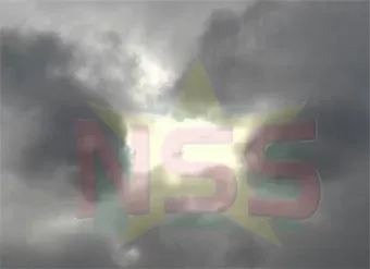 Bewolkte lucht in de ochtend, zon en korte buien 