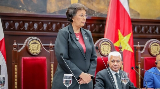 President Simons roept op tot sterkere samenwerking met Dominicaanse Republiek