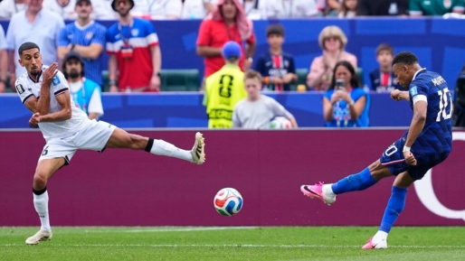 Mbappé schiet Frankrijk langs Irak na lange onweersonderbreking