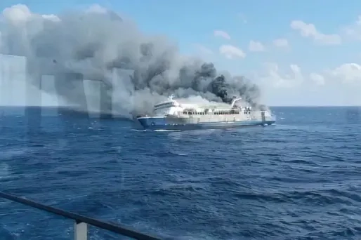 Minstens vijf doden en 41 vermisten na brand op veerboot bij Indonesië