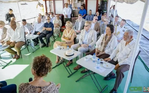 Koningspaar ontdekt Surinaamse rivierverhalen tijdens ontspannen boottocht 