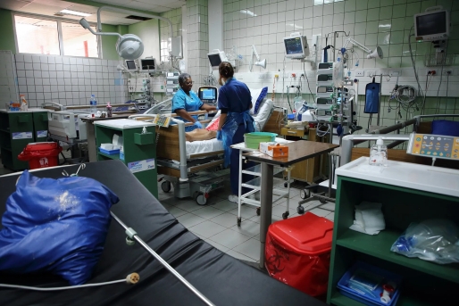 Een van de afdelingen in het Academisch Ziekenhuis Paramaribo, waar het personeel ondanks tekorten aan alles een „geweldige prestatie” levert. Foto Ranu Abhelakh Een van de afdelingen in het Academisch Ziekenhuis Paramaribo, waar het personeel ondanks tekorten aan alles een „geweldige prestatie” levert. Foto Ranu Abhelakh