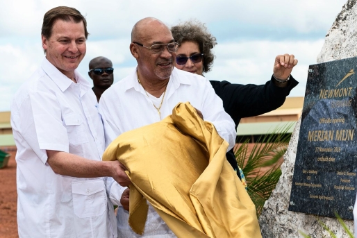 Desi Bouterse (rechts) en CEO van Newmont Gary J. Goldberg (links) verklaren de goudmijn in het oosten van Suriname voor geopend. Foto Pieter van Maele/ANP Desi Bouterse (rechts) en CEO van Newmont Gary J. Goldberg (links) verklaren de goudmijn in het oosten van Suriname voor geopend. Foto Pieter van Maele/ANP