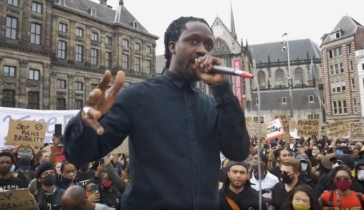 Akwasi tijdens zijn speech op de Dam. © Videostill