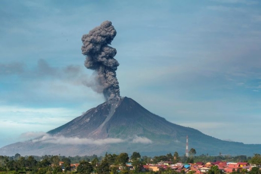De vulkaan Sinabung op het Indonesische eiland spuwt een enorme aswolk uit na een uitbarsting eerder vandaag. © EPA De vulkaan Sinabung op het Indonesische eiland spuwt een enorme aswolk uit na een uitbarsting eerder vandaag. © EPA