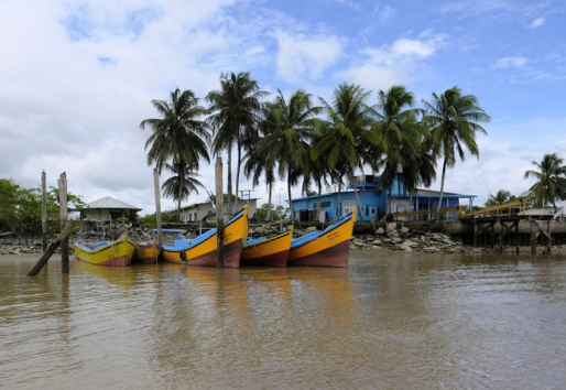 Guyanese vissersboten langs de Suriname rivier © AP Guyanese vissersboten langs de Suriname rivier © AP