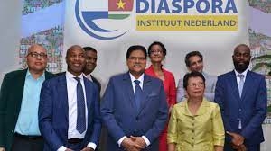 President Santokhi was in september 2021 aanwezig bij de proclamatie in Amsterdam van het Diaspora Instituut Nederland. Op de foto de president met het bestuur van het Diaspora Instituut Nederland President Santokhi was in september 2021 aanwezig bij de proclamatie in Amsterdam van het Diaspora Instituut Nederland. Op de foto de president met het bestuur van het Diaspora Instituut Nederland