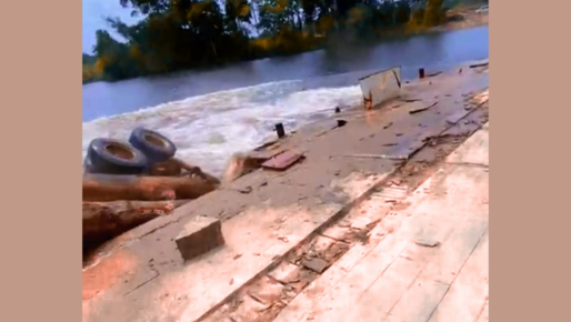 Truck met houtblokken belandt in Surinamerivier bij Jaikreek