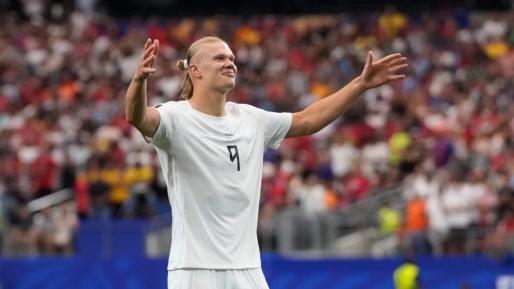 Haaland bezorgt Noorwegen late WK-zege op Ivoorkust en duel met Brazilië