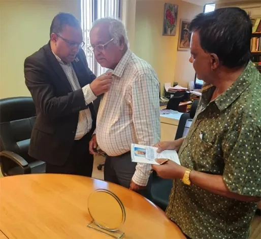 Carlo Jadnanansing krijgt SuRo-speld voor uitzonderlijke bijdragen