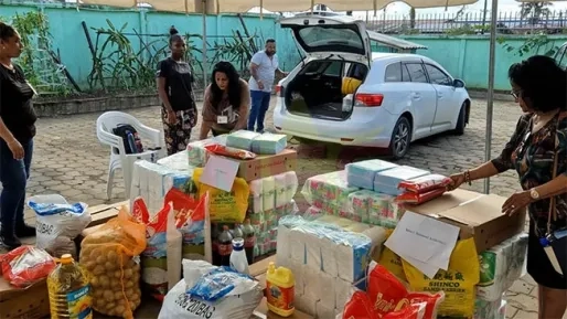 Shen Long doneert kerstpakketten aan 15 sociale instellingen; president waardeert geste 