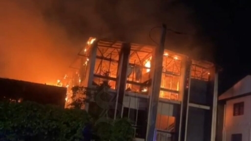 Grote brand Klipstenenstraat: twee panden volledig verwoest, vuur nog niet onder controle