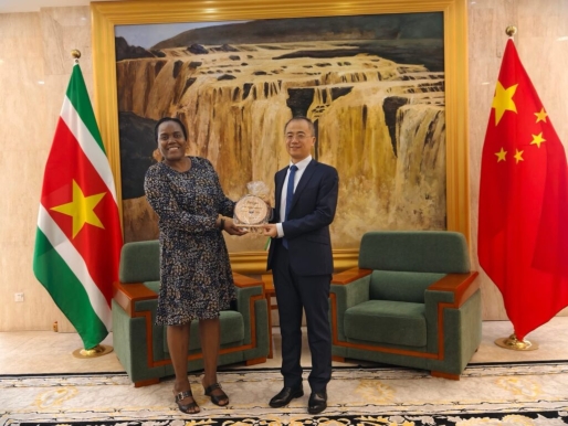 Chinese ambassade doneert kantoorapparatuur aan B.O.S en versterkt onderwijsbanden