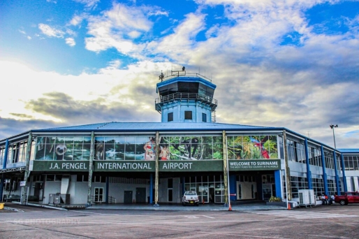 President grijpt in: luchtverkeerstoren Zanderij na bijna dag weer bemand