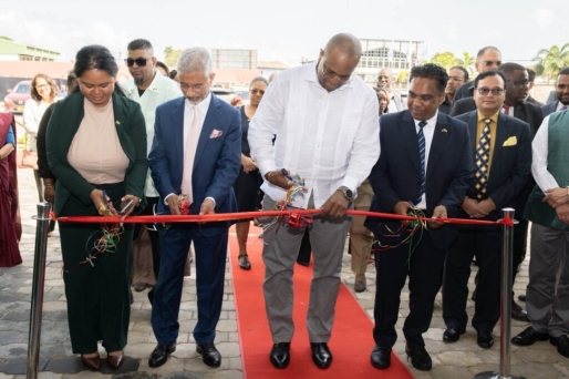 Suriname en India versterken samenwerking met overdracht fruitverwerkingsinstallatie