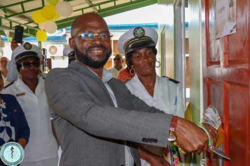 Minister Misiekaba opent twee huisartsen spoedposten in Brokopondo