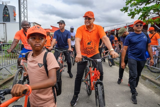 President Santokhi maakt zich op voor een fietstocht door de stad samen met zijn aanhangers van de VHP, als onderdeel van de verkiezingscampagne, 18 mei 2025.Bron Guus Dubbelman / de Volkskrant JasperDaams Dit artikel is geschreven door Jasper Daams