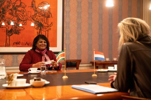 Kajsa Ollongren ontvangt de Surinaamse minister van Defensie Krishna Mathoera Kajsa Ollongren ontvangt de Surinaamse minister van Defensie Krishna Mathoera