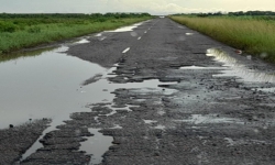 Baitali pakt slechte wegdelen Jenny-Henar aan Baitali pakt slechte wegdelen Jenny-Henar aan