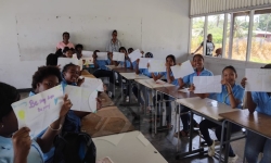 Leerlingen in Coronie tijdens een sessie. Foto: Suriname Herald
