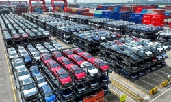 Elektrische auto’s van het Chinese merk BYD in de Oost-Chinese stad Suzhou, voordat ze op transport gaan. Foto AFP Elektrische auto’s van het Chinese merk BYD in de Oost-Chinese stad Suzhou, voordat ze op transport gaan. Foto AFP